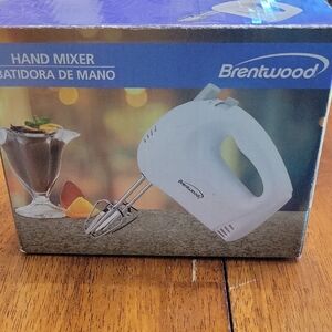 NIB Brentwood White Hand Mixer